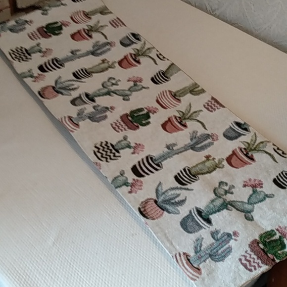 Off The Loom Table Runner - Picture 1 of 5